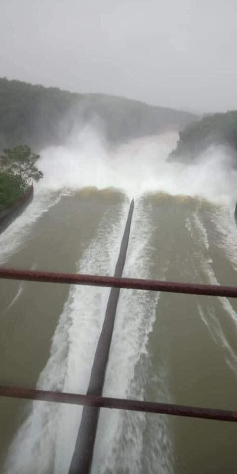 Hiện nay hồ Kẻ Gỗ tỉnh Hà Tĩnh đang xả lũ với mức 900m³/s. 