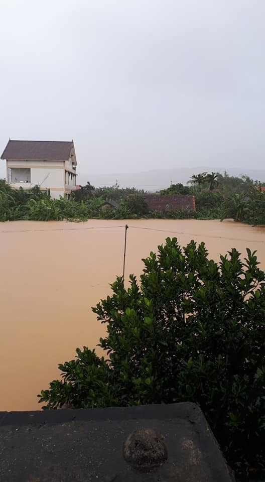 Nước ngập cao lên tận mái nhà.