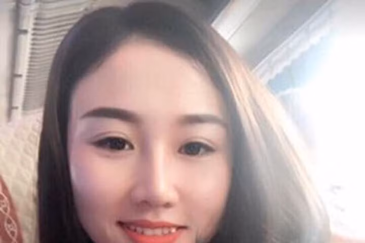 Thời điểm hiện tại, Cơ quan CSĐT mới xác định được 3 nạn nhân của hot girl giả danh cán bộ hải quan này với tổng số tiền lửa đảo lên tới gần 2,5 tỷ đồng. Cùng với việc ráo riết truy bắt Nguyễn Thị Phương Thảo, Công an tỉnh Hải Dương đề nghị ai là bị hại của Thảo, tiếp tục đến cơ quan công an cung cấp thông tin để được giải quyết.