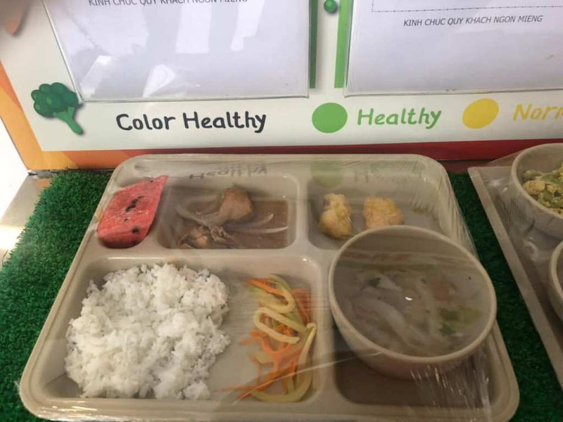 Đại diện trường Việt Úc cho biết ngay sau khi nhận được phản ánh của một nhóm phụ huynh học sinh cơ sở Sala Mega Campus về định lượng và khẩu phần suất ăn của học sinh tại cơ sở này vào ngày 18/9, Ban điều hành cơ sở Sala và VAS đã ghi nhận sự việc qua cuộc họp với tám phụ huynh ngay trong buổi trưa cùng ngày. Phụ huynh kể trên cho biết: "Sau cuộc họp trườngđã chịu trách nhiệm với các bậc phụ huynh và hứu sẽ thay đổi". 