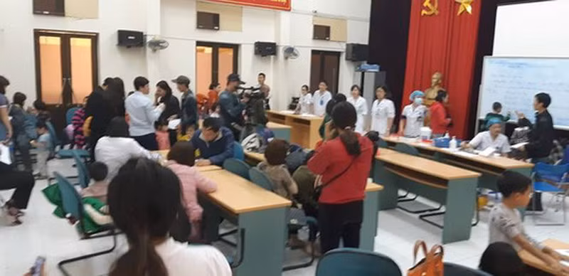  Nghi bị trường cho "ăn bẩn" hàng trăm học sinh đưa đi xét nghiệm: Hàng trăm học sinh của Trường Mầm non Thanh Khương (huyện Thuận Thành, tỉnh Bắc Ninh) sáng 15/3/2019 được bố mẹ đưa đến các bệnh viện ở Hà Nội để xét nghiệm sau khi nghi ngờ nhà trường cho trẻ ăn thức ăn không đảm bảo chất lượng như thịt "bẩn". Trong số hơn 200 em học sinh đến thăm khám, một số em có biểu hiện đau bụng, rối loạn tiêu hóa. 