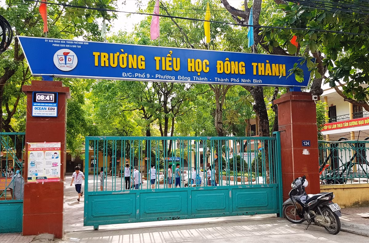 Khởi tố, tạm giam hàng loạt cán bộ Trường Tiểu học Đông Thành: Ngày 2/6, Công an tỉnh Ninh Bình đã khởi tố vụ án hình sự "Lợi dụng chức vụ quyền hạn trong khi thi hành công vụ", khởi tố bị can và bắt tạm giam 3 đối tượng đang công tác tại Trường Tiểu học Đông Thành, phường Đông Thành, TP Ninh Bình gồm: Hiệu trưởng Bùi Thị Sơn (SN 1966), Phó Hiệu trưởng Đỗ Thị Như Thanh (SN 1976) và Đinh Thị Huế (SN 1988, nhân viên kế toán) để phục vụ công tác điều tra. Cơ quan Cảnh sát điều tra cũng đã quyết định khởi tố bị can đối với bà Nguyễn Thị Thu Hà (SN 1968), nhân viên Thủ quỹ của trường, nhưng cho tại ngoại.