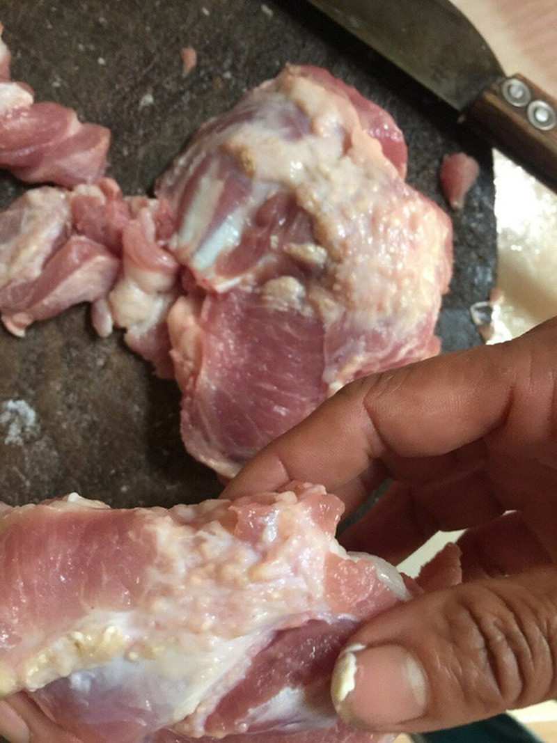 Trước đó, cuối tháng 2/2019, một số phụ huynh tại xã Thanh Khương (huyện Thuận Thành, tỉnh Bắc Ninh) đăng tải clip ghi lại món thịt lợn nổi những điểm trắng, nghi có dấu hiệu của bệnh sán gạo trong bữa ăn tại Trường Thanh Khương. Ngay sau đó, tập thể phụ huynh lên gặp ban giám hiệu nhà trường phản ánh, nhưng chỉ nhận được câu trả lời vòng vo, không thỏa đáng. 