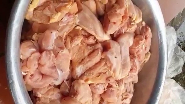 Đây là thực phẩm của Công ty Cổ phần Sản xuất và Thương mại An Việt – đơn vị cung cấp thực phẩm cho Trường Tiểu học Chu Văn An. Ban Giám hiệu Trường Tiểu học Chu Văn An đã yêu cầu đơn vị cung cấp thực phẩm đổi lại số thịt gà bị hỏng. Đến 8h15 sáng cùng ngày, nhà cung cấp đã đổi lại 35 kg thịt gà khác.