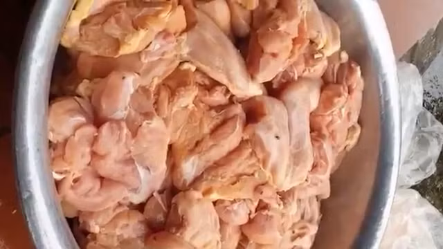 Đây là thực phẩm của Công ty Cổ phần Sản xuất và Thương mại An Việt – đơn vị cung cấp thực phẩm cho Trường Tiểu học Chu Văn An. Ban Giám hiệu Trường Tiểu học Chu Văn An đã yêu cầu đơn vị cung cấp thực phẩm đổi lại số thịt gà bị hỏng. Đến 8h15 sáng cùng ngày, nhà cung cấp đã đổi lại 35 kg thịt gà khác.