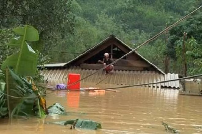  Miền Trung vật lộn với lũ dữ năm 2013: Ngày 15/10/2013, sau khi cơn bão Nari (bão số 11) quét qua các tỉnh miền Trung, hoàn lưu bão kết hợp không khí lạnh gây ra trận lũ lớn, bủa vây các tỉnh miền Trung gồm Nghệ An, Hà Tĩnh, Quảng Bình, Quảng Trị, Thừa Thiên – Huế, Quảng Nam. Nhiều tuyến đường bị sạt lở, chia cắt; trong khi tại miền núi, nước ngập tới mái nhà, cô lập nhiều xã, huyện. 