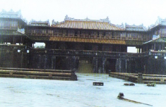 Trận lụt lịch sử tại miền Trung tháng 11/1999 được xem là trận lụt lớn nhất từ trước đến thời điểm đó, xảy ra tại Việt Nam. Trận lụt đã làm ngập trắng 10 tỉnh, thành và khiến 595 người chết, thiệt hại tổng cộng hơn 3.773 tỷ đồng. 