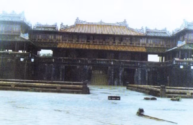 Trận lụt lịch sử tại miền Trung tháng 11/1999 được xem là trận lụt lớn nhất từ trước đến thời điểm đó, xảy ra tại Việt Nam. Trận lụt đã làm ngập trắng 10 tỉnh, thành và khiến 595 người chết, thiệt hại tổng cộng hơn 3.773 tỷ đồng. 