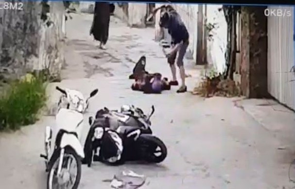  Sát hại người tình ở Nghệ An: Ngày 27/7/2020, người dân Nghệ An rúng động khi một người đàn ông chặn người phụ nữ lại rồi dùng dao đâm nhiều nhát tử vong tại Hưng Bình, TP Vinh. Gây án xong, hung thủ bỏ trốn khỏi hiện trường. Qua điều tra, công an xác định được, hung thủ tên là Cương (SN 1976, trú xã Nghi Diên, huyện Nghi Lộc, Nghệ An), còn nạn nhân là chị V.A. (SN 1979, trú phường Quán Bàu, TP.Vinh). 