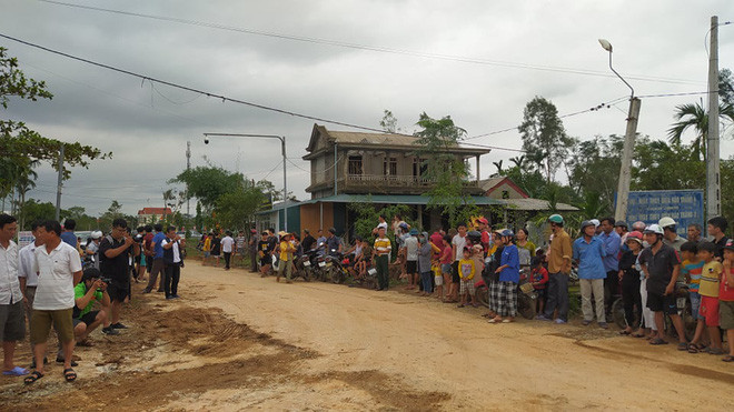 Rất đông người dân và cả người nhà của những nạn nhân mất tích tập trung bên ngoài con đường dẫn vào điểm sạt lở để theo dõi vụ việc. (Ảnh: Nhịp Sống Trẻ). 