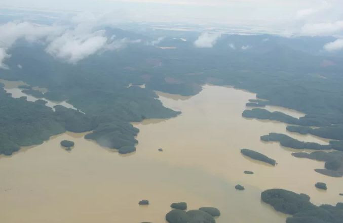 Khu vực trên thủy điện Rào Trăng 3 mênh mông nước. Ảnh: Người lao động. 