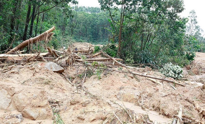 Hiện trường trạm kiểm lâm 67 trước và sau khi sạt lở. Nơi mất tích của Thiếu tướng, Phó tư lệnh QK4 cùng 12 cán bộ chiến sĩ khác. (Ảnh: Facebook Dương Phong). 