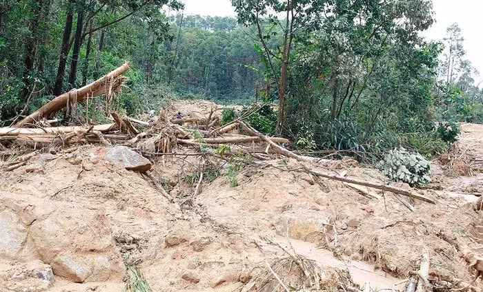 Hiện trường trạm kiểm lâm 67 trước và sau khi sạt lở. Nơi mất tích của Thiếu tướng, Phó tư lệnh QK4 cùng 12 cán bộ chiến sĩ khác. (Ảnh: Facebook Dương Phong). 