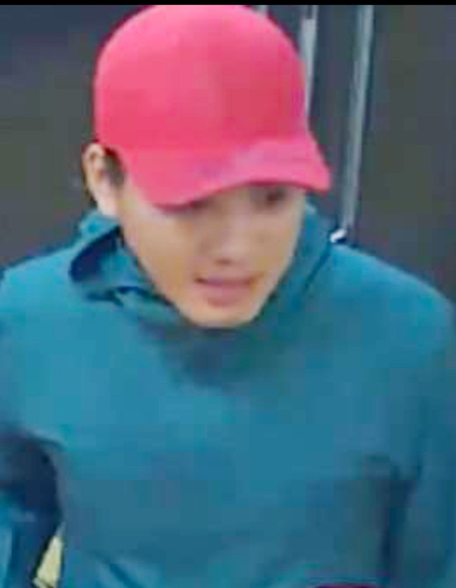  6. Chạy thử vài vòng rồi lấy xe của nạn nhân "đi luôn": Ngày 13/10, Công an quận Bình Chánh, TP Hồ Chí Minh nhận được đơn trình báo của anh Dương Hà Phương (ngụ huyện Bình Chánh) về việc bị một đối tượng lừa lấy chiếc xe Suzuki Sport. Theo anh Phương, đối tượng trên cao hơn 1,6m, nặng khoảng 70kg, nước da trắng, nói giọng miền Nam. Sau khi làm giấy tờ viết tay mua bán chiếc Suzuki Sport, đối tượng giả bộ mượn xe chạy thử vài vòng sau đó..."đi luôn". 