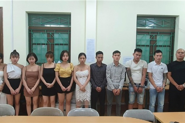  7. Bắt quả tang 12 thanh niên tổ chức "bay lắc" ở quán karaoke: Ngày 13/10, Công an TP Lào Cai (Lào Cai) cho biết đã bắt 12 đối tượng gồm 6 nam, 6 nữ đang tổ chức sử dụng trái phép chất ma túy trong quán karaoke xảy ra vào tối 12/10 tại địa bàn phường Lào Cai. Tang vật thu giữ tại hiện trường gồm 2 viên ma túy MDMA (ma túy kẹo), 1 túi ma túy dạng Ketamin, 40 triệu đồng, 12 điện thoại di động và một số vật chứng khác có liên quan. 