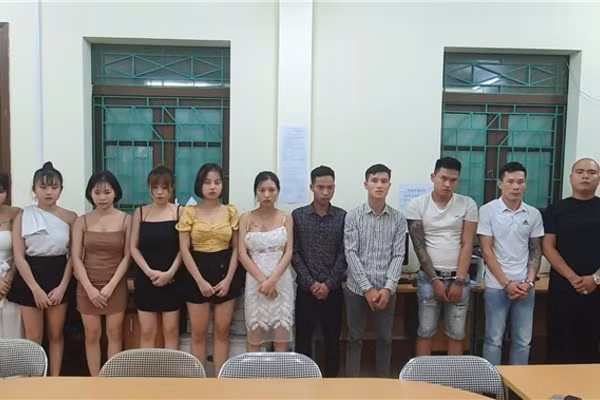  7. Bắt quả tang 12 thanh niên tổ chức "bay lắc" ở quán karaoke: Ngày 13/10, Công an TP Lào Cai (Lào Cai) cho biết đã bắt 12 đối tượng gồm 6 nam, 6 nữ đang tổ chức sử dụng trái phép chất ma túy trong quán karaoke xảy ra vào tối 12/10 tại địa bàn phường Lào Cai. Tang vật thu giữ tại hiện trường gồm 2 viên ma túy MDMA (ma túy kẹo), 1 túi ma túy dạng Ketamin, 40 triệu đồng, 12 điện thoại di động và một số vật chứng khác có liên quan. 