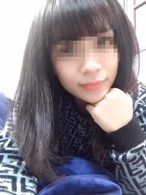 Hồ sơ vụ án cho thấy, năm 2016, Lan Anh kết hôn với anh Trần Ngọc Sơn và có con chung là cháu Nguyễn Ngọc Minh Minh. Sau đó, Lan Anh ly thân anh Sơn và chuyển về sinh sống với mẹ đẻ là bà Vũ Thị Dự ở thôn Võng La, xã Võng La (Đông Anh, Hà Nội). 