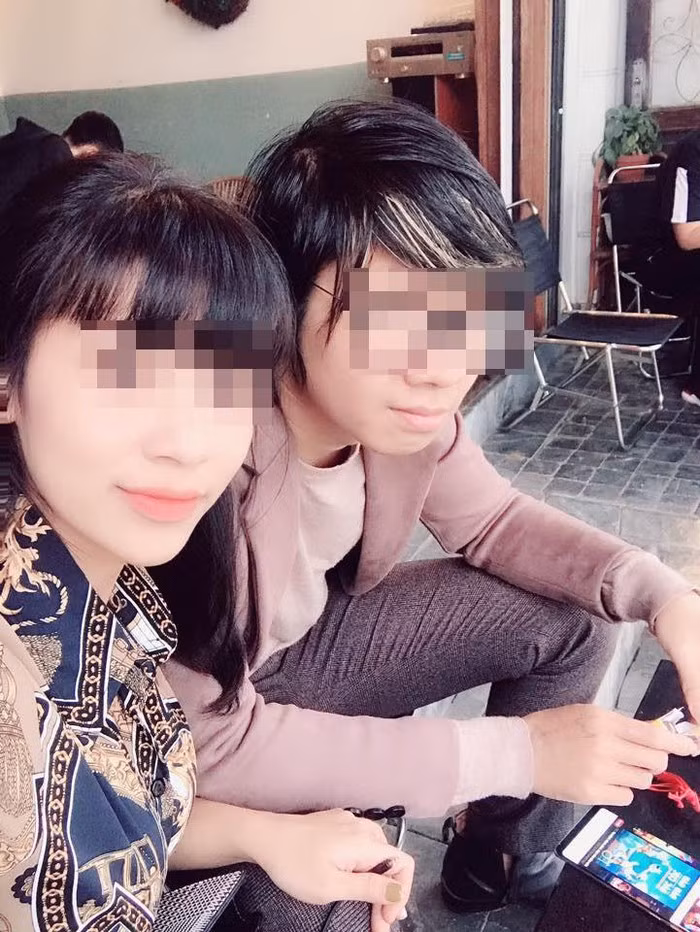 Ngày 5/3/2020, Lan Anh gọi điện thoại xin bà Dự đón cháu Minh Minh sang chơi và được bà Dự đồng ý. Quá trình cháu Minh Minh ở cùng, Tuấn và Lan Anh thấy Minh Minh bướng bỉnh, không nghe lời nên đã phạt ngồi trong chậu nhựa nhiều lần nhưng không đánh đập gì. 