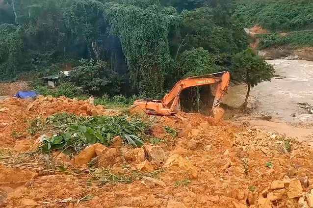 Trong ngày 15/10, lực lượng tham gia công tác tìm kiếm cứu nạn tại khu vực thủy điện Rào Trăng 3, tỉnh Thừa Thiên Huế sẽ phải hoàn thành mở đường tiếp cận khu vực thủy điện Rào Trăng 3 để đưa phương tiện máy móc tham gia tìm kiếm cứu hộ các nạn nhân bị vùi lấp.