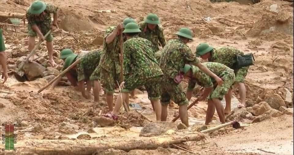 Các chiến sĩ xúc từng xẻng đất, bốc từng viên đá tìm nạn nhân mất tích.