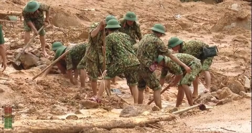 Các chiến sĩ xúc từng xẻng đất, bốc từng viên đá tìm nạn nhân mất tích.