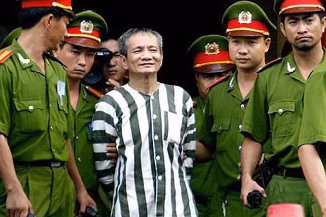  Thế lực phía sau "ông trùm" Năm Cam: Tháng 5/2002, Bộ Công an và Công an TP HCM đã đồng loạt triển khai bắt và khám xét nơi ở của 3 cán bộ công an là thượng tá Dương Minh Ngọc - Nguyên Trưởng Phòng Cảnh sát Hình sự (CSHS), đại úy Võ Văn Tâm - Nguyên Đội trưởng Đội Chống cờ bạc - mại dâm thuộc Phòng CSHS, trung tá Lê Minh Hùng - Nguyên đội trưởng Đội CSHS Công an quận 8.