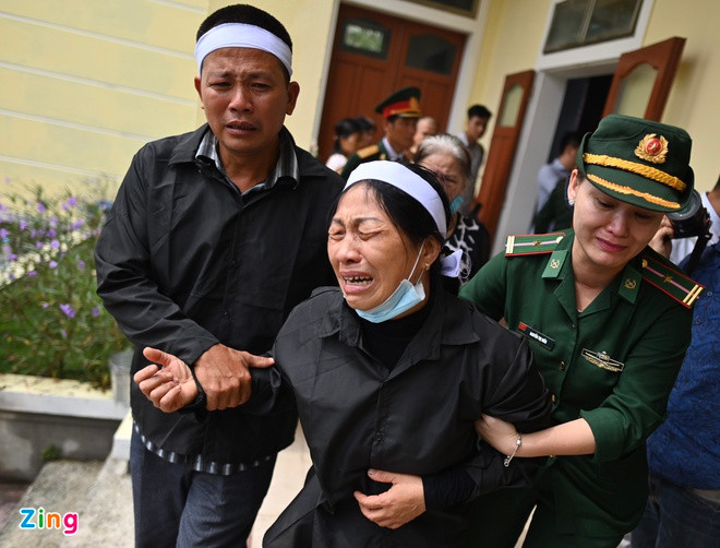 Người thân các liệt sĩ không kìm nén được cảm xúc giấy phút âm dương cách biệt.