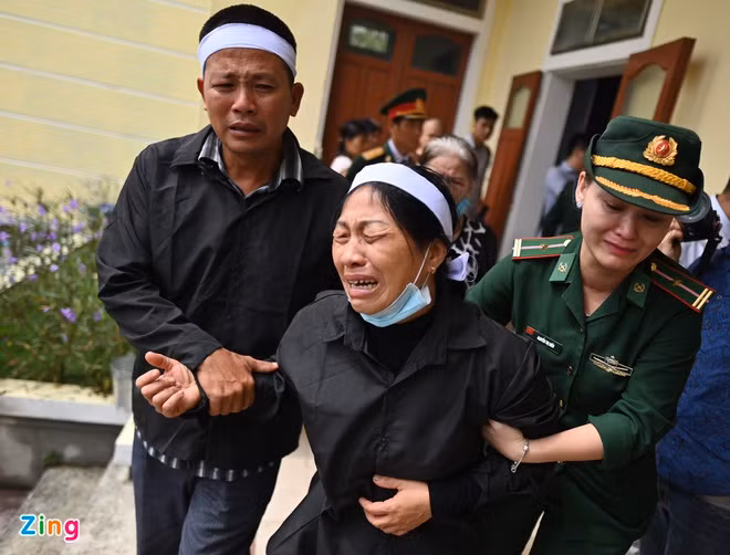 Người thân các liệt sĩ không kìm nén được cảm xúc giấy phút âm dương cách biệt.