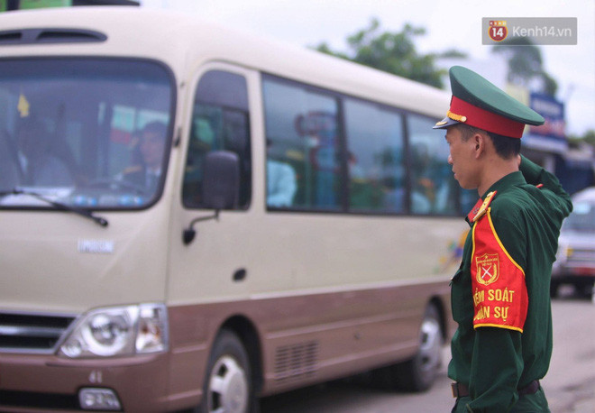 Xe đưa đón người thân của 13 liệt sĩ.