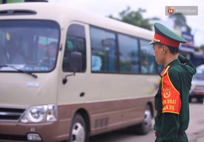 Xe đưa đón người thân của 13 liệt sĩ.