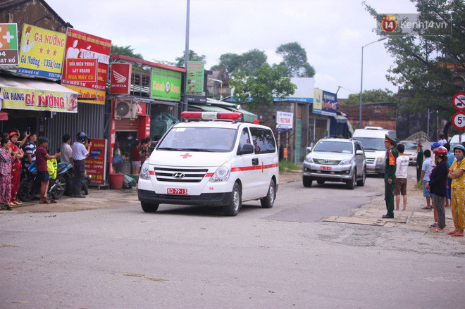 Người dân đứng 2 bên đường tiễn biệt những chiến sĩ đã hy sinh trở về quê hương.