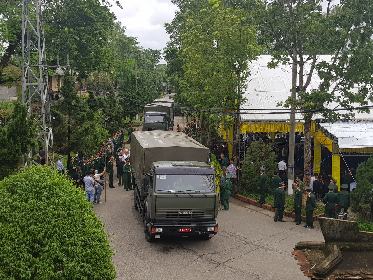 Đoàn xe rời nhà tang lễ.