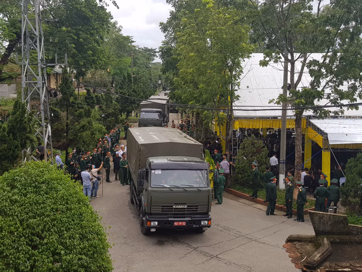 Đoàn xe rời nhà tang lễ.