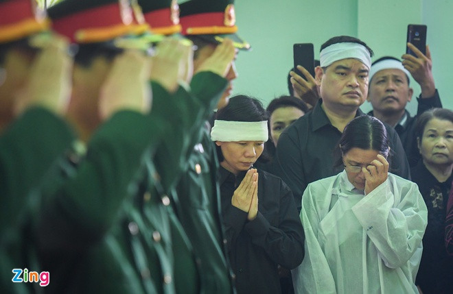 Trong không khí nghiêm trang của lễ truy điệu, nhân dân và các đồng đội đã đến tiễn đưa các anh.