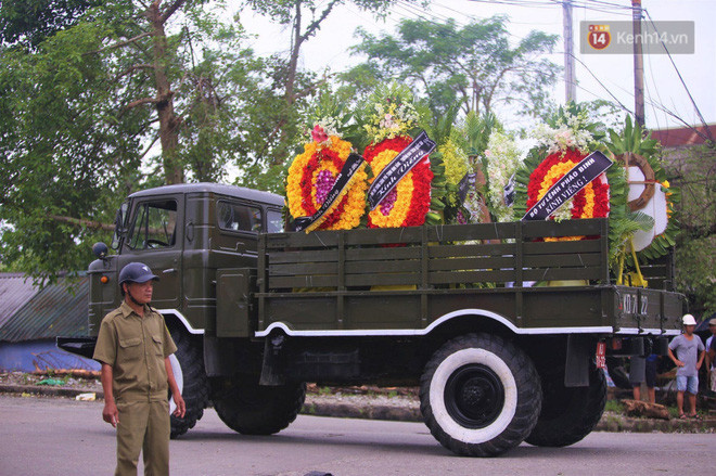 Được biết, vợ của trung tá Bùi Phi Công, Cục phó Cục Hậu cần Quân khu 4; trung tá Trần Minh Hải, Phó tham mưu trưởng Bộ chỉ huy quân sự tỉnh Thừa Thiên - Huế và đại uý Đinh Văn Trung, nhân viên Lữ đoàn 80 Quân khu 4 được đặc cách nhận vào quân đội.