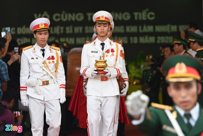 Khoảng 10h30, Ban tổ chức tuyên bố ngừng viếng để tiến hành Lễ truy điệu. Tên của từng liệt sĩ được điểm lại cùng quá trình công tác, cống hiến cho Tổ quốc.