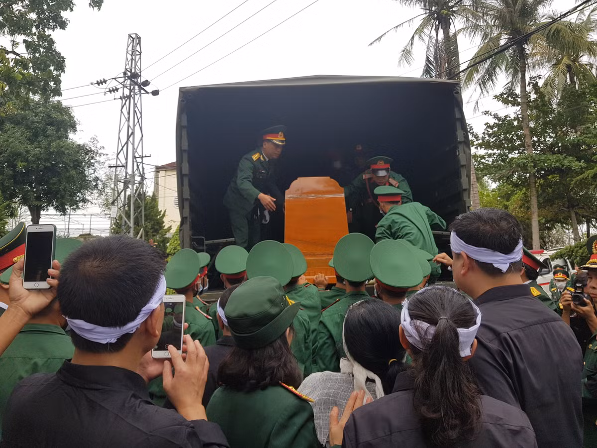 Linh cữu 13 liệt sĩ được gia đình đưa về địa phương.