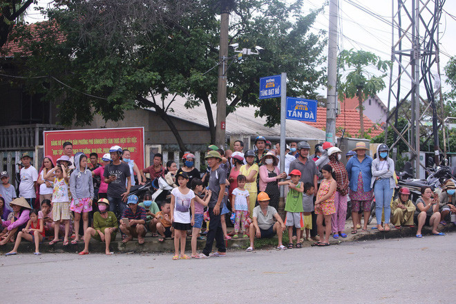 Người dân khóc, tiễn đưa 13 cán bộ, chiến sĩ hy sinh ở Rào Trăng về đất mẹ Nguoi dan khoc, tien dua 13 can bo, chien si hy sinh o Rao Trang ve dat me