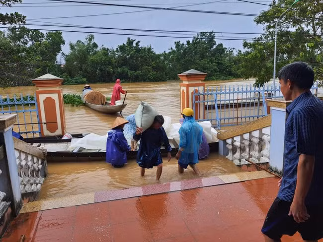 Người dân cố gắng di chuyển lương thực đến khu vực cao hơn.