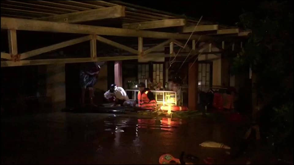 Vào buổi tối do nước dâng cao nên đã bị cắt điện chỉ còn lại những bóng đèn le lói trong đêm tối.