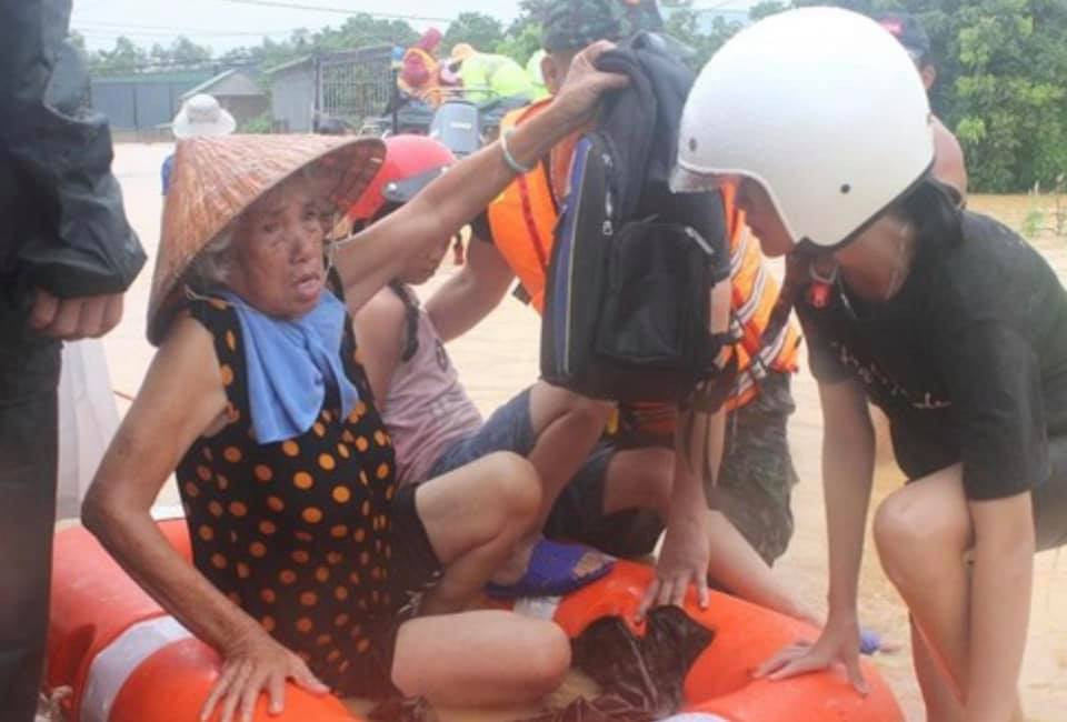 Người dân bị cô lập vùng lũ được đưa đến nơi an toàn. Trong đó có nhiều người già và trẻ nhỏ.
