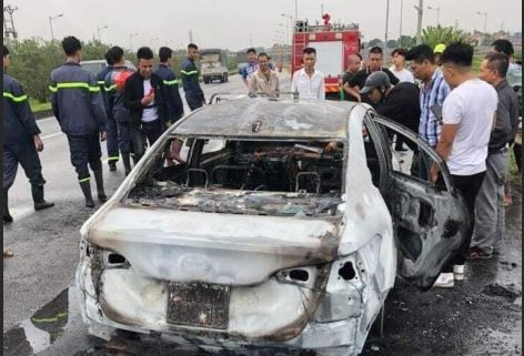 Khach hut thuoc tren xe, o to chay tro khung tren cao toc