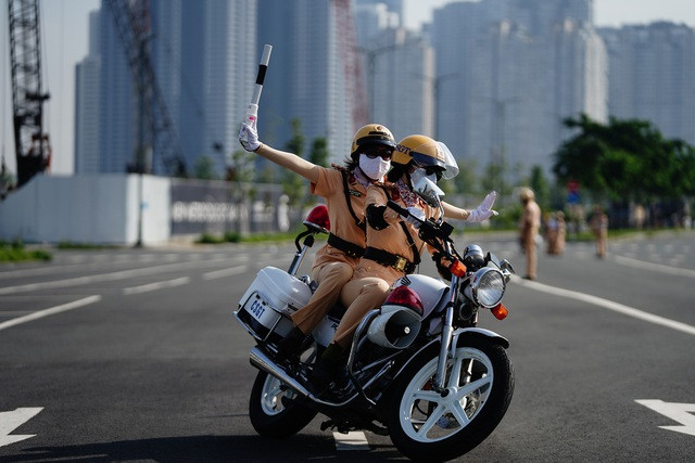 Trên đoạn đường vắng, các nữ CSGT xinh đẹp trên xe mô tô đặc chủng, uốn lượn theo những chiếc cọc tiêu. (Ảnh: Pháp luật TP HCM).