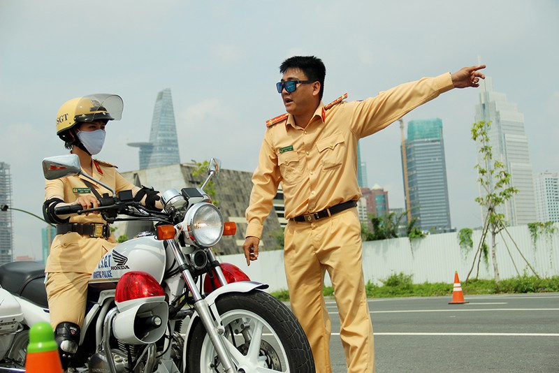 Cạnh đó, các nam CSGT dày dạn kinh nghiệm hướng dẫn những động tác dẫn đoàn còn chưa thuần thục cho các bóng hồng, cách cầm tay lái, cách thắng xe an toàn... (Ảnh: Pháp luật TP HCM).