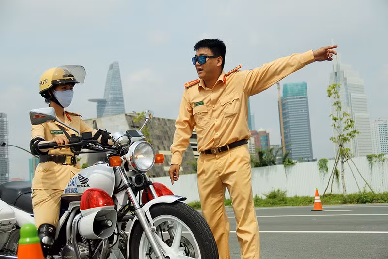 Cạnh đó, các nam CSGT dày dạn kinh nghiệm hướng dẫn những động tác dẫn đoàn còn chưa thuần thục cho các bóng hồng, cách cầm tay lái, cách thắng xe an toàn... (Ảnh: Pháp luật TP HCM).