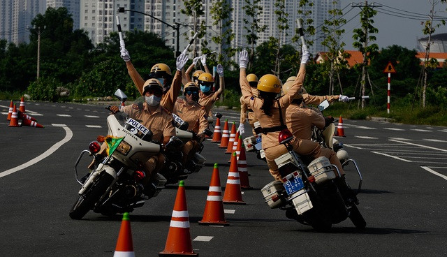 Việc luyện tập của các nữ CSGT dẫn đoàn được lãnh đạo các Đội CSGT trực thuộc PC08 trực tiếp hướng dẫn. (Ảnh: Pháp luật TP HCM).