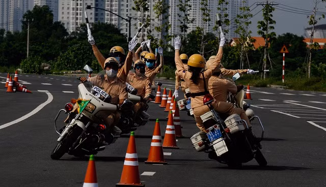 Việc luyện tập của các nữ CSGT dẫn đoàn được lãnh đạo các Đội CSGT trực thuộc PC08 trực tiếp hướng dẫn. (Ảnh: Pháp luật TP HCM).