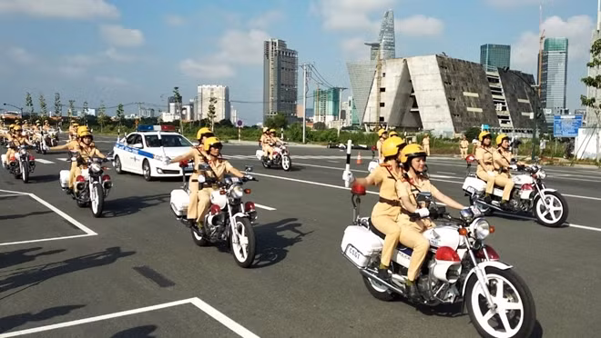 Các nữ cán bộ chiến sĩ thuần thục khắc chế những con "chiến mã" phân khối lớn. (Ảnh: Công an nhân dân).