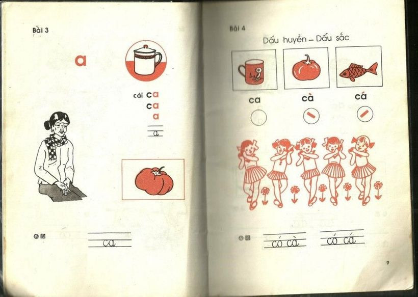 Sau đó, chữ "a" sẽ được dạy ở bài 3 với hình ảnh ví dụ là cái ca, bà... thay vì được đặt ở bài 1 như sách giáo khoa mới. Ở bài 4, dấu huyền và dấu sắc lần lượt được giới thiệu đến học sinh để phân biệt khi ghép dấu thanh vào từ sẽ có sự thay đổi đối với từ "ca" ban đầu.