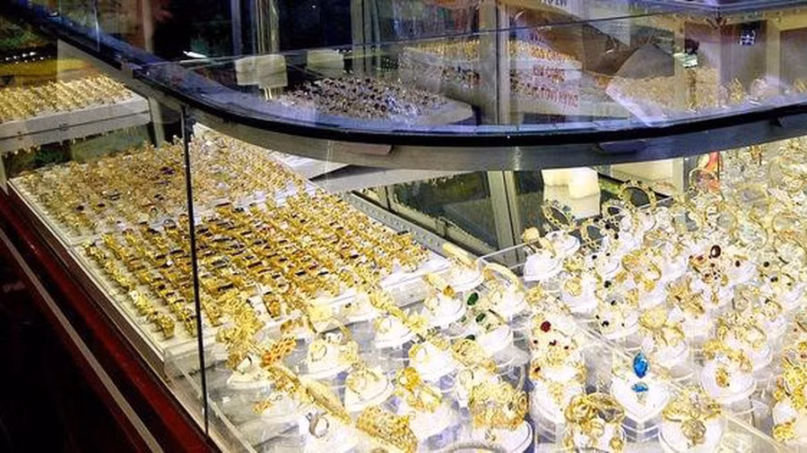  5. Truy bắt gã thanh niên bất ngờ lao khỏi tiệm vàng: Ngày 14/10, Công an huyện Bình Chánh, TP HCM đang truy xét đối tượng thực hiện vụ cướp giật xảy ra tại tiệm vàng N.H. trên đường Vĩnh Lộc (xã Vĩnh Lộc A). Trước đó, một nam thanh niên chạy xe tay ga vào hỏi mua nhẫn vàng. Nhân viên đã lấy 2 nhẫn vàng trị giá hơn 100 triệu đồng cho khách xem tuy nhiên nam thanh niên vừa đeo vàng vào tay rồi nhanh chóng tẩu thoát.